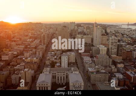 Tramonto su Nob Hill e Pacific Heights a San Francisco con il Golden Gate Bridge Foto Stock