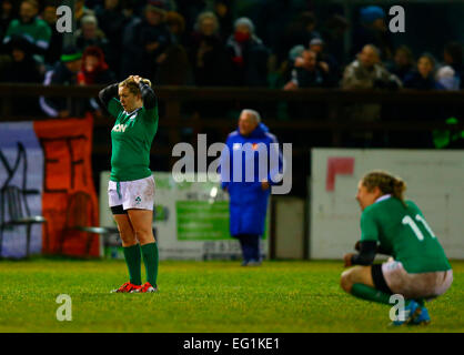 Ashbourne RFC, Irlanda. Xiii Febbraio, 2015. Donna 6 Nazioni. L'Irlanda contro la Francia. Niamh Briggs (Capitano Irlanda) medita la sconfitta. © Azione Sport Plus/Alamy Live News Foto Stock