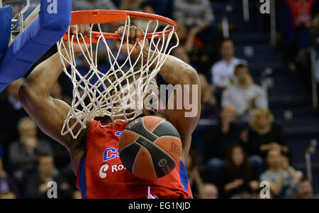 Mosca, Russia. Xiii Febbraio, 2015. Kyle Hines della Russia CSKA Mosca schiacciate durante l'Eurolega di Basket match tra la Russia CSKA Mosca e l'Italia EA7 Emporio Armani Milano a Mosca, in Russia, il 13 febbraio, 2015. Il CSKA ha vinto 97-75. © Pavel Bednyakov/Xinhua/Alamy Live News Foto Stock