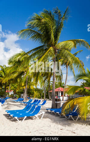 Spiaggia sedie a sdraio sulla Princess Cays, Bahamas, dei Caraibi. Foto Stock