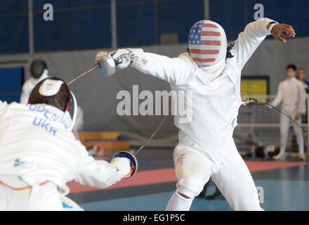 Vancouver. Xiii Febbraio, 2015. S. Pryor (R) degli Stati Uniti compete con A. Rudenko dell Ucraina a 2015 Coppa del mondo maschile di Epee Fencing Championship in Vancouver, Canada, Feb.13, 2015. © Sergei Bachlakov/Xinhua/Alamy Live News Foto Stock