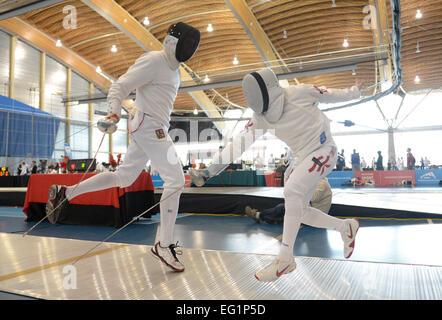 Vancouver. Xiii Febbraio, 2015. K. Capek (L) della Repubblica ceca compete con J. Karis di Hong Kong della Repubblica popolare cinese al 2015 Coppa del mondo maschile di Epee Fencing Championship in Vancouver, Canada, Feb.13, 2015. © Sergei Bachlakov/Xinhua/Alamy Live News Foto Stock