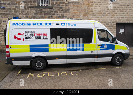 Furgone mobile della polizia parcheggiato a Bakewell, Derbyshire, Inghilterra, con il numero di telefono dei criminali stampato sul furgone Foto Stock