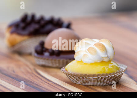 Servire di tre piccoli dessert su un tavolo e concentrarsi sulla Lemon Meringue Foto Stock