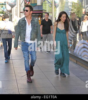 Jonathan Rhys Meyers va a fare shopping con un compagno di sesso femminile al Grove a Hollywood con: Jonathan Rhys Meyers dove: Los Angeles, California, Stati Uniti quando: 11 Ago 2014 Foto Stock