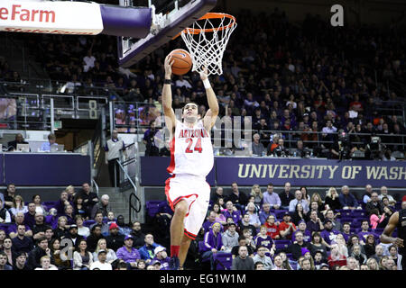 Seattle, Washington, Stati Uniti d'America. Xiii Febbraio, 2015. L'Arizona Elliott Pitts (24) converte il veloce pausa. Arizona sconfitto Washington 86-62 a Seattle, WA il 13 febbraio 2015. Credito: Cal Sport Media/Alamy Live News Foto Stock