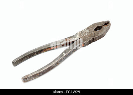 Ferro vecchio flat-nose pliers su sfondo bianco Foto Stock