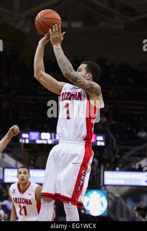 Seattle, Washington, Stati Uniti d'America. Xiii Febbraio, 2015. L'Arizona Gabe York (1) si eleva per un colpo. Arizona sconfitto Washington 86-62 a Seattle, WA il 13 febbraio 2015. Credito: Cal Sport Media/Alamy Live News Foto Stock