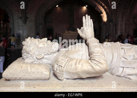 Tomba del poeta Luis de Camoes, il Monastero di Jeronimos (Hieronymites monastero), Chiesa di Santa Maria, Lisbona, Portogallo Foto Stock