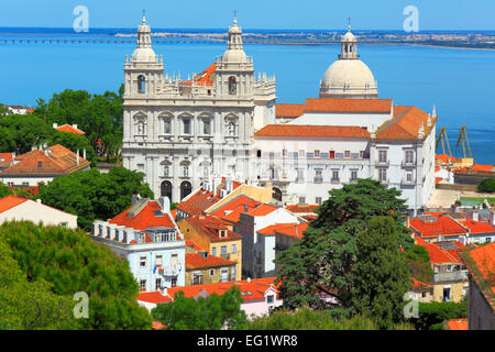 Sao Vicente de Fora la chiesa, dal castello di Sao Jorge (Castelo de Sao Jorge), Lisbona, Portogallo Foto Stock