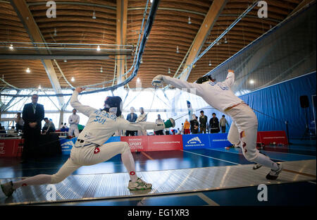 Vancouver. Xiii Febbraio, 2015. Xue Yangdong (L) della Cina compete con Michele Niggeler della Svizzera al 2015 Coppa del mondo maschile di Epee Fencing Championship in Vancouver, Canada, Feb.13, 2015. Credito: Liang Sen/Xinhua/Alamy Live News Foto Stock