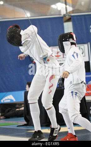 Vancouver. Xiii Febbraio, 2015. Jose Felix Domiguez (R) dell'Argentina compete con Dong Chao della Cina al 2015 Coppa del mondo maschile di Epee Fencing Championship in Vancouver, Canada, Feb.13, 2015. Credito: Liang Sen/Xinhua/Alamy Live News Foto Stock