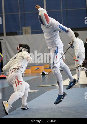 Vancouver. Xiii Febbraio, 2015. Lai Ka Tsun (L) di Hong Kong della Repubblica popolare cinese compete con Ivan Trevejo della Francia al 2015 Coppa del mondo maschile di Epee Fencing Championship in Vancouver, Canada, Feb.13, 2015. Credito: Liang Sen/Xinhua/Alamy Live News Foto Stock