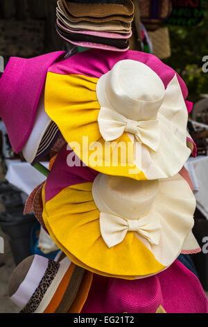 Un souvenir hat store su Princess Cays Island, Bahamas, dei Caraibi. Foto Stock