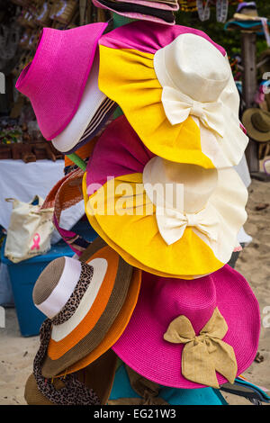 Un souvenir hat store su Princess Cays Island, Bahamas, dei Caraibi. Foto Stock