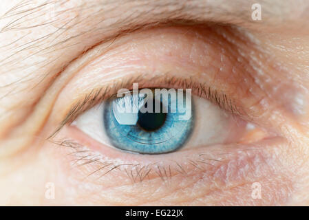 Macro di un duro contatto lente sulla donna occhi blu Foto Stock