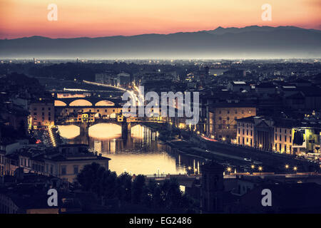 Bellissima Firenze di notte, magnifico paesaggio, splendido ponte Vecchio Ponte Vecchio, scena panoramica, viaggia in Europa Foto Stock