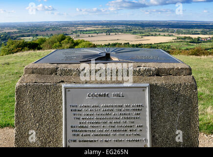 Bucks - Chiltern Hills - Coombe Hill - Aylesbury pianura visto oltre + al di là di zoccolo in pietra montata distanza/direzione piastra del finder Foto Stock