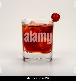 Cocktail di benvenuto - un Rob Roy servito in un bicchiere di whisky con ciliegia, vermouth e Angostura bitter Foto Stock