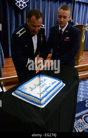 Stati Uniti Air Force Col. Pete Bilodeau, sinistra, 52nd Fighter Wing Commander, E DEGLI STATI UNITI Air Force Airman Basic Trevor Hume Wolanske, un operatore di un veicolo da 52 Disponibilità Logistica Squadron, tagliare la torta in commemorazione della Air Force il sessantasettesimo compleanno durante l'Air Force palla in Club Eifel a Spangdahlem Air Base, Germania, Sett. 13, 2014. Bilodeau e Hume Wolanske, come sia l'installazione più alti in classifica e junior-classifica aviatori, rispettivamente, tagliare la torta per Air Force tradizione. Airman 1. Classe Timoteo Kim Foto Stock