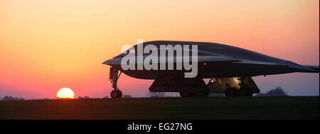A B-2 bombardiere spirito taxi su un flightline ott. 26, 2014, durante l'esercizio Global Thunder 15. Il B-2 è uno dei principali aeromobili utilizzati per il supporto di U.S. Comando strategico global strike e assicurazione del bombardiere e dissuasione missioni. La sua capacità di stealth fornire U.S. responsabili delle decisioni in grado di scoraggiare gli attacchi strategici e, se necessario, penetrare il più sicuro dei sistemi di difesa per fornire rapidamente il suo payload. Airman 1. Classe Joel Pfiester Foto Stock