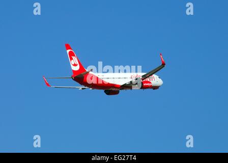 Air Berlin Boeing 737-800contro un cielo blu. Foto Stock