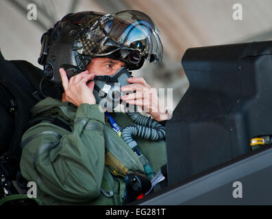 Il Mag. Gen. Jay Silveria, U.S. Air Force Warfare Center commander, collega la sua maschera di ossigeno prima del suo ultimo volo qualificante in F-35un fulmine II Sett. 26, 2014, a Eglin Air Force Base, Fla. Silveria divenne il primo ufficiale generale del Dipartimento della Difesa per qualificarsi alla quinta generazione fighter. Ha completato la sua formazione con back-to-back voli e hot pit il rifornimento di carburante. Samuel King Jr. Foto Stock