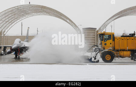 Stati Uniti Air Force aviatori cancellare la pista di rullaggio per F-16 Fighting Falcon fighter decollo a Kunsan Air Base, Corea del Sud, Dic 28, 2012. Il aviatori sono assegnati al 8 Ingegnere Civile Squadron. Senior Airman Brigitte N. Brantley Foto Stock