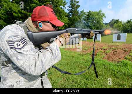 Il personale Sgt. Hai Spletstoser incendi un fucile a canna liscia mentre la formazione Giugno 25, 2014, a Catoosa Sito di formazione, Tunnel Hill, Ga. La Georgia Air National Guard's 116delle forze di sicurezza squadrone è il braccio di sicurezza dell'aria 116Ala di controllo, Robins Air Force Base, Ga. Spletstoser è un 116fs combat arms istruttore. Master Sgt. Roger Parsons Foto Stock