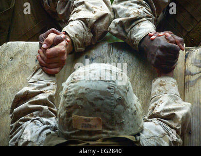 Reclute dalla società C. aiutare un compagno di reclutare salire un 8 piedi di parete in corrispondenza di Parris Island, S.C., Dic 14, 2012. La recluta ha partecipato al "crogiolo", un evento di due giorni che richiede il futuro marines a marzo 50 o più miglia, mentre utilizzando il lavoro di squadra per completare le attività di fronte ad essi. Questo compito impegnativo è l' ultimo ostacolo messo loro in modo prima di ricevere l'aquila, Globe, e ancoraggio, e conquistando il titolo "Marina" per la prima volta. Il personale Sgt. Christopher Griffin Foto Stock