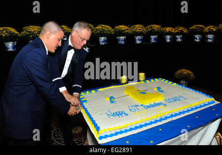 Cappellano Lt. Col. James Parrish, 436th Airlift Wing cappellano e Airman Armando Jimenez-Echevarria, 436th squadrone manutenzione storage munizioni membro di equipaggio, tagliare la Air Force torta di compleanno al 67th Air Force sfera sett. 6, 2014, a Dover Downs, a Dover Del. è Air Force tradizione a sfera per avere la più antica e più Giovani Aviatori per tagliare la torta. Airman 1. Classe William Johnson Foto Stock