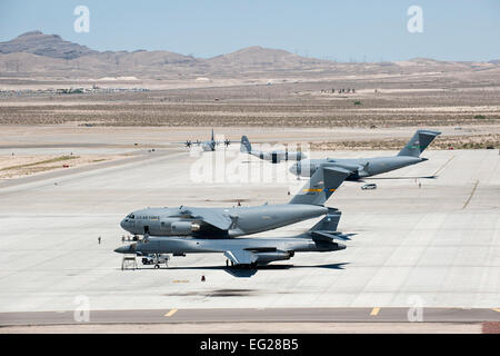 Diversi C-17 Globemaster IIIs, C-130 Hercules e un B-1 Lancer park sul flightline Maggio 31, 2013, presso la Base Aerea Militare di Nellis Nev. Il C-17s e C-130s ha partecipato al Comune di immissione forzata di esercizio, che praticavano la caduta di aria del personale e delle attrezzature in un ambiente impugnata. Caitlin Kenney Foto Stock