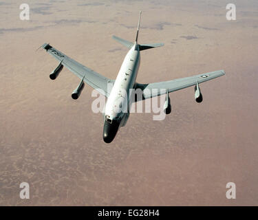 Un RC-135 Stratoliner aeromobile dal 9 ricognizione strategica ala si avvicina ad una KC-135 Stratotanker da 1700 Air Refuelling Squadron provvisorio nel Operazione Desert Shield. Foto Stock