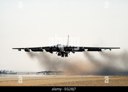 A B-52G Stratofortress aerei bombardieri della bomba 1708th ala prende il largo su una missione durante l'operazione tempesta del deserto. Foto Stock
