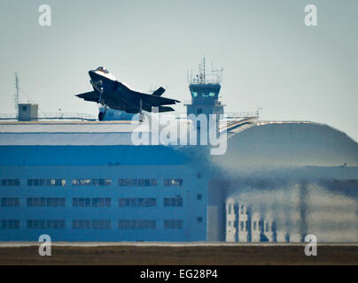 Il Royal Netherlands Air force F-35un fulmine II solleva per il suo primo volo dic. 18, 2013, dal Eglin Air Force Base, Fla. magg. Laurens Vijge è diventato il primo pilota RNLAF a volare il joint strike fighter e il volo segna la prima sortita per la RNLAF qui. Samuel King Jr. Foto Stock