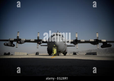 Un CE-130H Bussola aeromobili di chiamata è parcheggiata a Bagram Airfield, Afghanistan, Sett. 12, 2014. Il velivolo è configurato per eseguire in tutto il mondo informazioni tattiche di guerra. Il personale Sgt. Evelyn Chavez Foto Stock