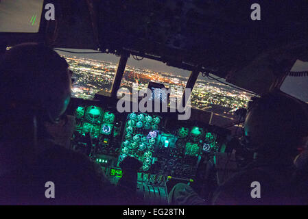 Lt. Col. Andrew Campbell, 36th Airlift comandante dello squadrone, si prepara a terra un C-130 Hercules durante l appassionato di spada 2015 in Yokota Air Base, Giappone, nov. 13, 2014. Appassionato di spada è un esercizio bilaterale tra il giapponese Aria forza di autodifesa e di servizio degli Stati Uniti ai membri di aumentare la prontezza a difendere e sostenere diverse situazioni di crisi nel teatro del Pacifico. Airman 1. Classe Soo Kim C. Foto Stock