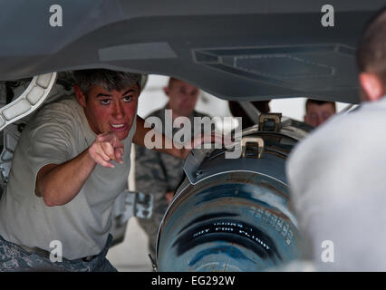 Master Sgt. Karen Griffin informa il jammer drive in che modo a turno per ottenere il GBU -31 in posizione per essere caricata su di un F-35un fulmine II il Agosto 27, 2013, a Eglin Air Force Base, Fla. Questo segnò la prima volta aviatori hanno armi caricate sul nuovo joint strike fighter a Eglin AFB. Le armi le procedure di carico perfezionata dal XXXIII gruppo Manutenzione aviatori verrà insegnato a studenti di manutenzione in futuro. Griffin è assegnato alla trentatreesima MXG. Samuel King Jr. Foto Stock