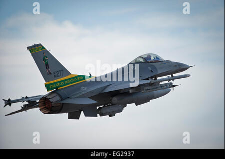 Un F-16 Fighting Falcon lancia durante la bandiera rossa 15-1 Gen 26, 2015, presso la Base Aerea Militare di Nellis Nev. Bandiera rossa fornisce un opportunità per Air National Guard equipaggi e i manutentori per migliorare la loro tattica di competenze operative a fianco di unità da circa la forza dell'aria. La F-16 è assegnato per la 134Fighter Squadron a Burlington Air National Guard Base in Burlington, Vt. Staff Sgt. Siuta B. Ika Foto Stock