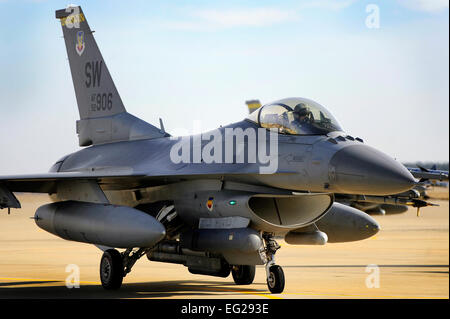 Un 79th Fighter Squadron F-16 Fighting Falcon taxi giù per la pista, gen. 10, 2013, Shaw Air Force Base, S.C. Poiché sett. 11, 2001, il F-16 è stata una componente importante della lotta contro forze impegnate per la guerra al terrorismo battenti migliaia di sortite a sostegno di operazioni Noble Eagle Homeland Defence, Enduring Freedom in Afghanistan e di Iraqi Freedom. Il personale Sgt. Kenny Holston Foto Stock