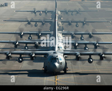 Cinque C-130 Hercules aeromobili cargo line up prima di volare Febbraio 21, 2013, durante una settimana di preparazione a Yokota Air Base, Giappone. Membri del 374 Airlift Wing utilizzare C-130s per supportare i comandanti di combattente nella regione del Pacifico. Senior Airman Cody H. Ramirez Foto Stock