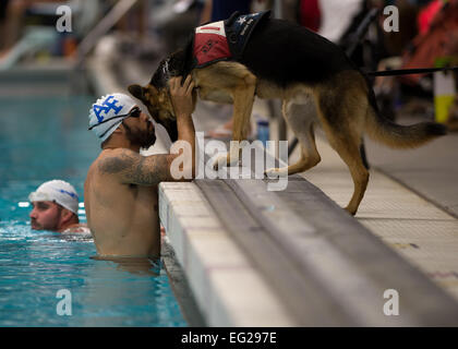 Air Force atleta agosto O'Niell baci al suo servizio cane, Kai, durante il warm-up per la porzione di nuoto del 2014 Warrior giochi sett. 30, 2014, presso l'U.S. Olympic Training Center in Colorado Springs, Colo. il guerriero giochi consistono di atleti provenienti dal Dipartimento della Difesa, che ha giocato in paralimpico stile di eventi per il loro rispettivo ramo militare. Senior Airman Justyn M. Freeman Foto Stock