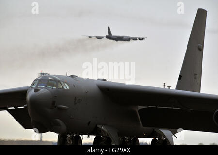 A B-52H Stratofortress prende il largo come un altro B-52H taxi sulla pista durante un esercizio di formazione Maggio 21, 2013, a Minot Air Force Base, N.D. Senior Airman Brittany Y. Auld Foto Stock