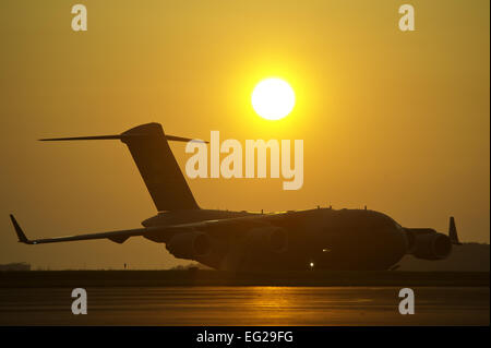 Una C-17 Globemaster III taxi Luglio 19, 2013, dopo lo sbarco a Pittsburg Aeroporto internazionale di riserva d'aria Stazione, Coraopolis, Pa. Il C-17, da 452nd Aria Mobilità ala, marzo riserva d'aria di base, California, sta portando aviatori che partecipano al Global Medic. Si tratta di un misto annuale-campo di riserva esercizio progettata per replicare tutte le sfaccettature del teatro di combattimento di medicina aeronautica supporto di evacuazione Tech. Sgt. Efren Lopez Foto Stock