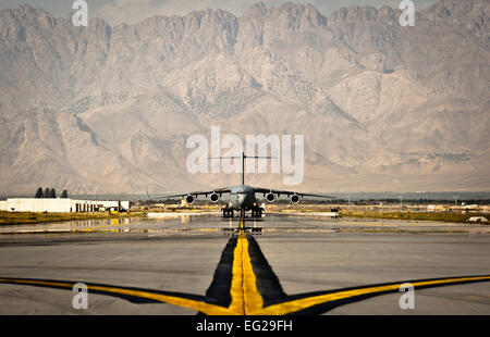 Un U.S. Air Force C-17 Globemaster III aeromobili cargo taxi al proprio posto di parcheggio Bagram Airfield, Afghanistan, Sett. 25, 2012. Il Globemaster III è un visitatore regolare di Bagram Airfield, trasporto truppe, le attrezzature e le forniture in entrata e in uscita dell'Afghanistan. Il cap. Raymond Geoffroy Foto Stock