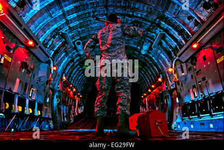 Senior Airman Joseph Farrell controlla l'interno della C-17 Globemaster III prima di iniziare una ispezione di preflight Marzo 27, 2013, a Wright-Patterson Air Force Base in Ohio. Farrell è un electronic warfare systems artigiano assegnato alla 445th Manutenzione aeromobili squadrone. Il C-17 è in grado di decollare e atterrare su piste come a breve come a 3.500 piedi e 90 piedi largo. Stati Uniti Air Force/foto personale Sgt. Mikhail Berlin Foto Stock