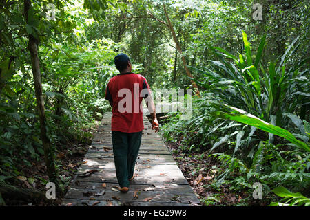 Passeggiata nella Ngobe Bugle villaggio indiano di Salt Creek vicino a Bocas Del Toro Panama. Salt Creek (in spagnolo: Quebrada Sal) è un Foto Stock