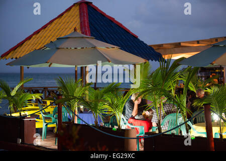 Panama, Bocas del Toro Provincia, Isola del colon (Isla Colon), Main Street. Bocas del Toro, Panama di notte. Ristoranti e hotel Foto Stock