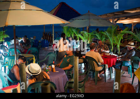 Panama, Bocas del Toro Provincia, Isola del colon (Isla Colon), Main Street. Bocas del Toro, Panama di notte. Ristoranti e hotel Foto Stock