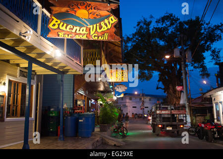 Panama, Bocas del Toro Provincia, Isola del colon (Isla Colon), Main Street. Bocas del Toro, Panama di notte. Ristoranti e hotel Foto Stock